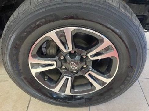 Used 2018 Toyota Tacoma TRD Sport image 26