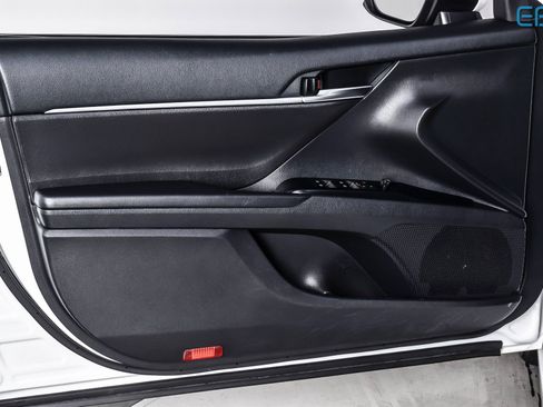 Used 2020 Toyota Camry SE image 15