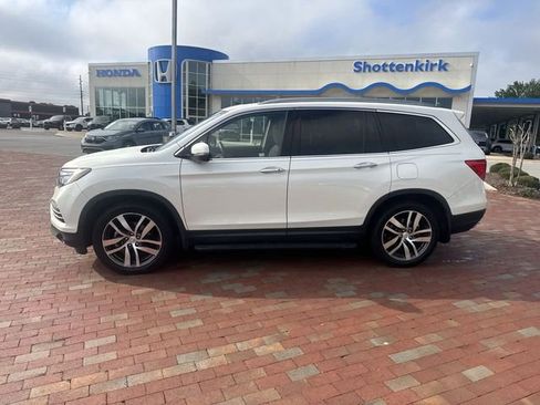 Used 2017 Honda Pilot Touring image 3
