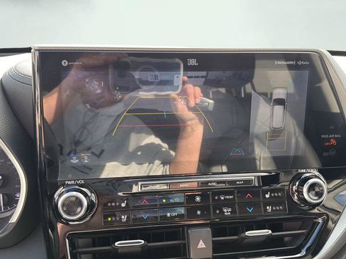 Used 2020 Toyota Highlander Platinum AWD/4WD image 16