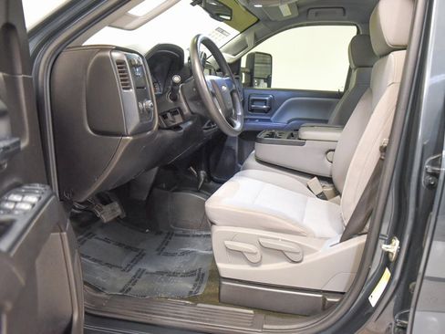 Used 2018 Chevrolet Silverado 2500 W/T image 2