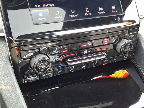 Certified 2025 Jeep Grand Cherokee Altitude image 16