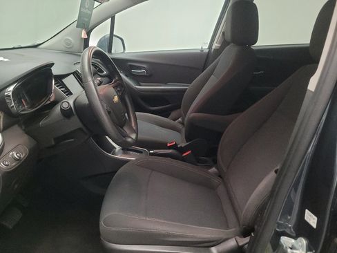 Used 2022 Chevrolet Trax LS w/ Tint and Cruise Package AWD/4WD image 17