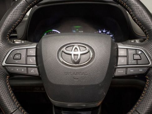 Used 2022 Toyota Sienna XLE Woodland Edition image 21