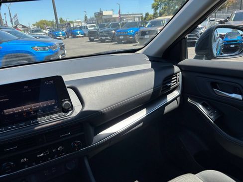 Used 2025 Nissan Rogue SV FWD image 37