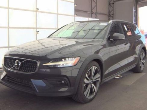 Used 2025 Volvo V60 B5 Cross Country Plus AWD/4WD image 1