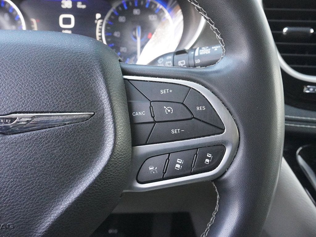 Used 2022 Chrysler Pacifica Touring-L FWD image 45