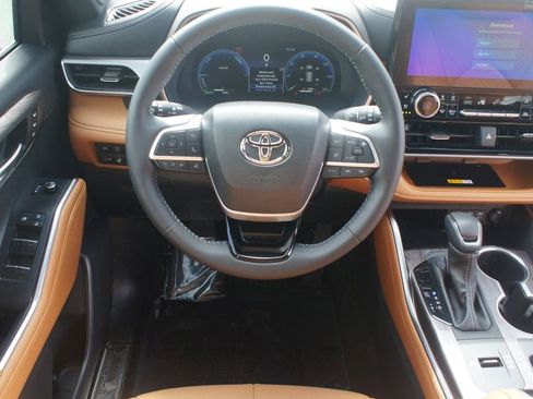 Used 2025 Toyota Highlander Platinum AWD/4WD image 5