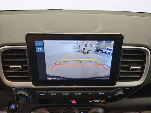 Used 2025 Hyundai Venue SEL FWD image 17