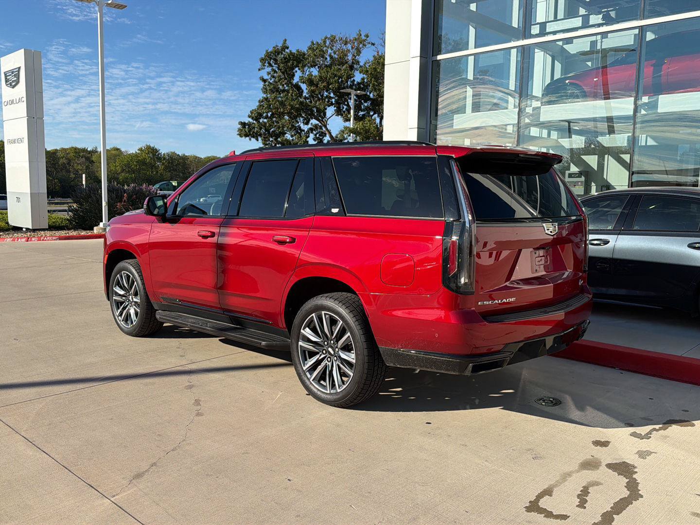 Used 2023 Cadillac Escalade Sport Platinum RWD image 3