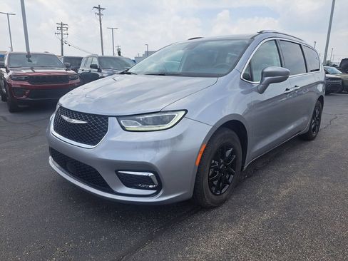 Used 2021 Chrysler Pacifica Touring-L FWD image 8