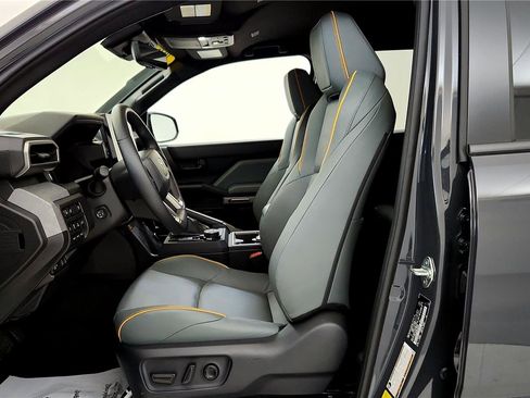 Used 2025 Toyota 4Runner Trailhunter image 25