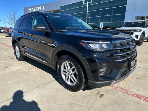 Used 2025 Ford Explorer Active AWD/4WD image 7