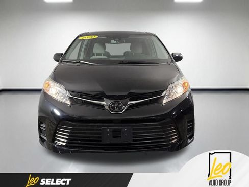 Used 2020 Toyota Sienna LE w/ LE Preferred Package FWD image 2