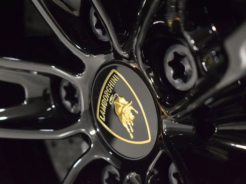 Used 2023 Lamborghini Huracan EVO image 18