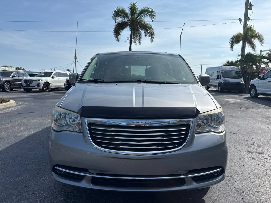 Used 2016 Chrysler Town & Country Touring FWD image 7