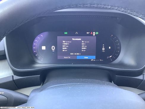 Used 2023 Volvo XC40 B4 Plus w/ Protection Package Premier image 8