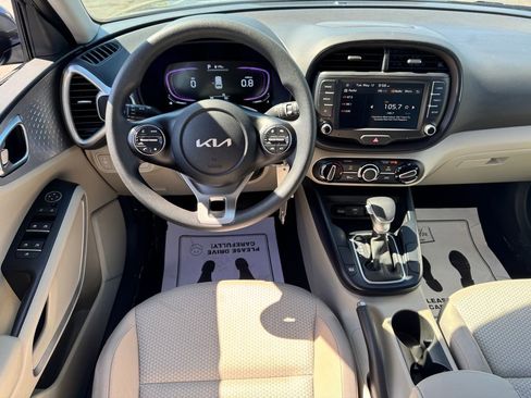 Used 2025 Kia Soul LX w/ LX Technology Package FWD image 18