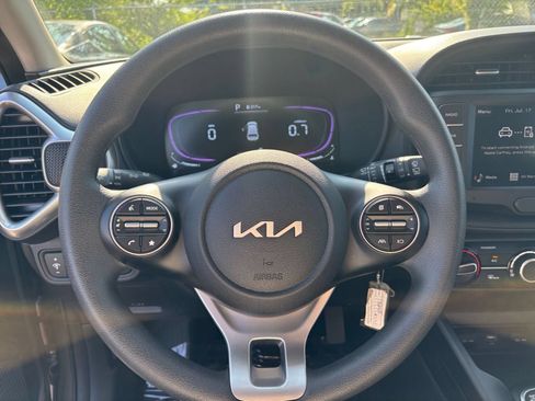 Used 2025 Kia Soul LX w/ LX Technology Package FWD image 21