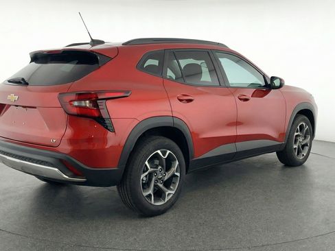 Used 2025 Chevrolet Trax LT w/ LT Convenience Package image 9