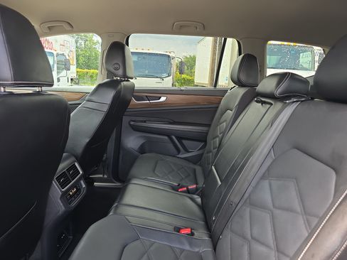 Used 2024 Volkswagen Atlas SE AWD/4WD image 16