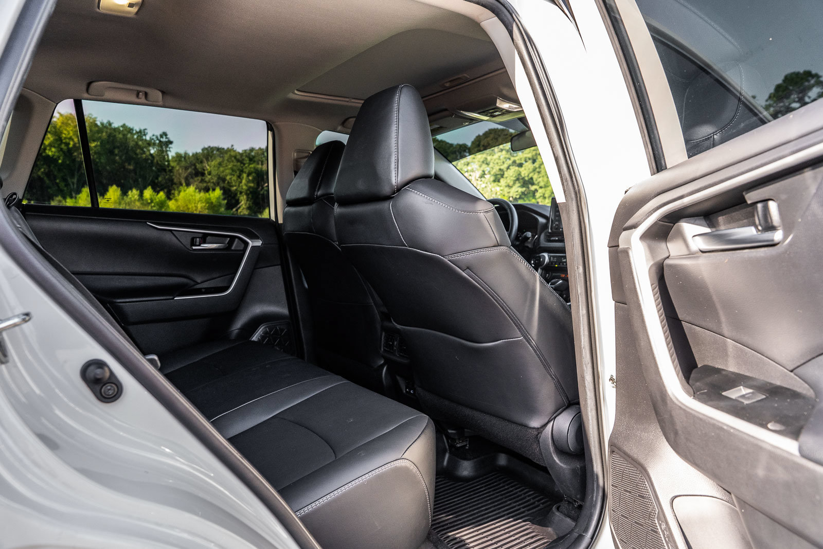 Used 2022 Toyota RAV4 XLE Premium FWD image 13