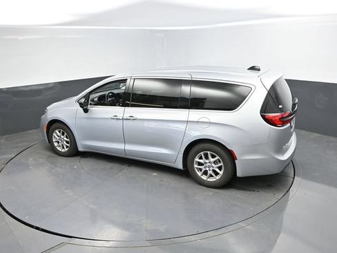 Used 2024 Chrysler Pacifica Touring-L FWD image 43