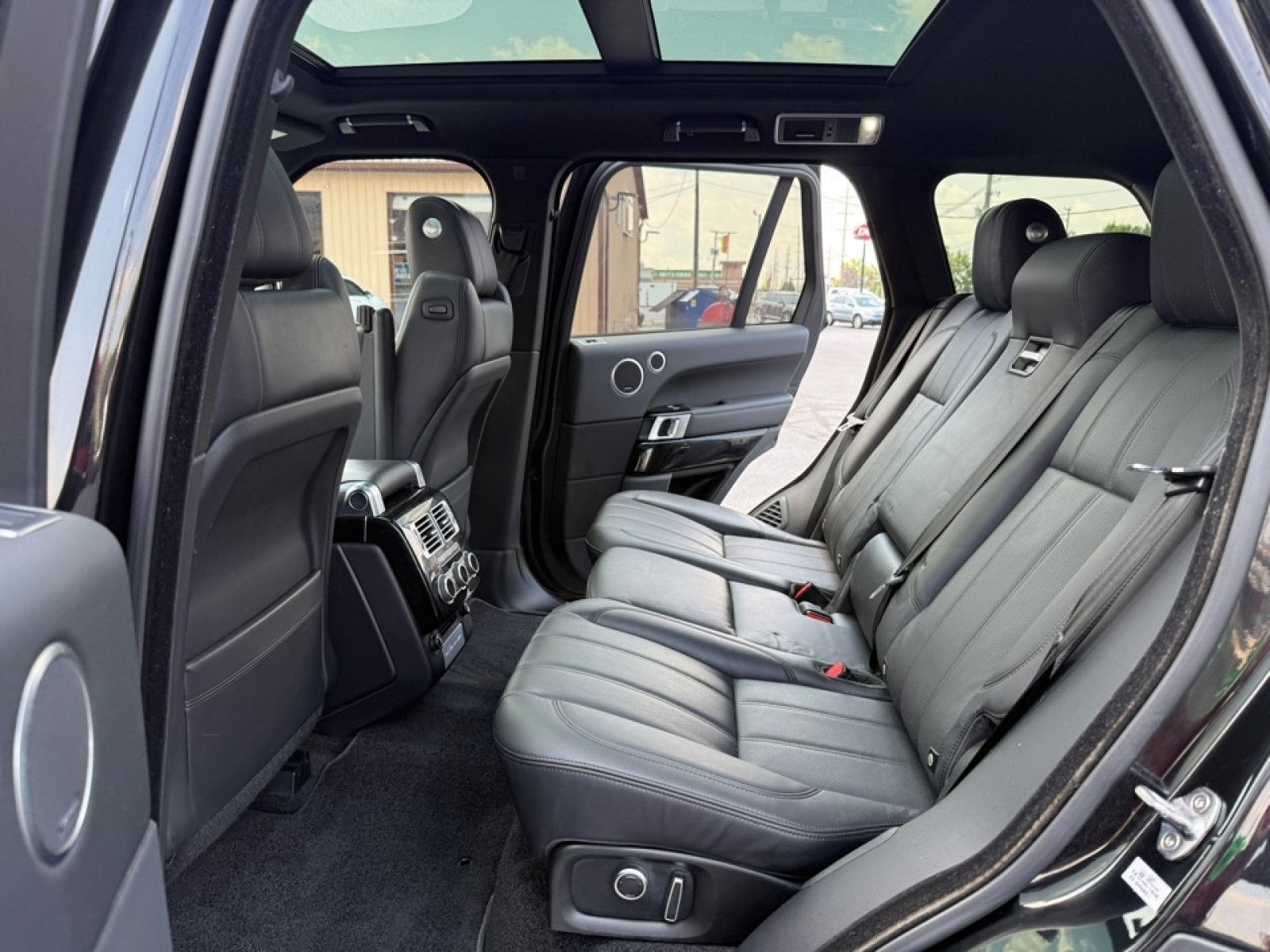 Used 2017 Land Rover Range Rover Supercharged AWD/4WD image 30