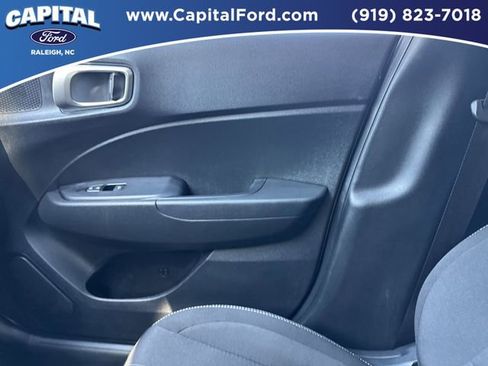 Used 2025 Hyundai Venue SEL FWD image 29