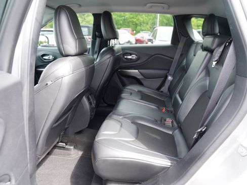 Used 2020 Jeep Cherokee Latitude Plus AWD/4WD image 5