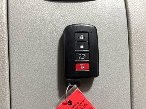 Used 2019 Toyota Highlander XLE AWD/4WD image 41