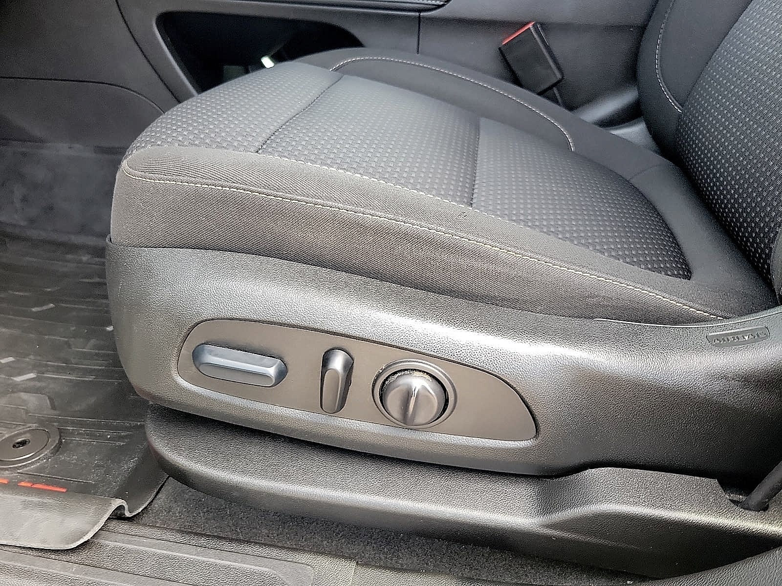 Used 2023 GMC Acadia SLE w/ Driver Convenience Package FWD image 13