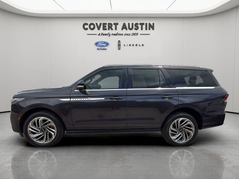 Used 2025 Lincoln Navigator Reserve AWD/4WD image 2