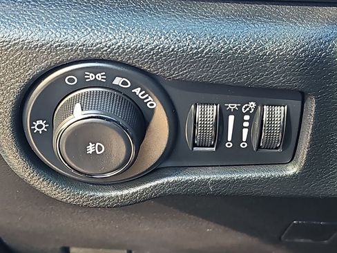 Used 2025 Chrysler Pacifica Select image 27