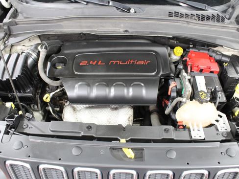 Used 2018 Jeep Renegade Latitude FWD image 38