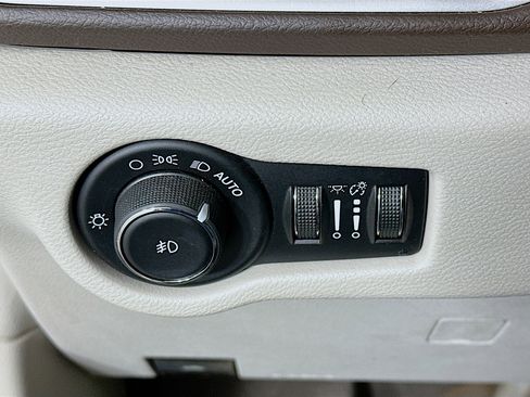 Used 2017 Chrysler Pacifica Touring-L w/ Tire & Wheel Group image 17