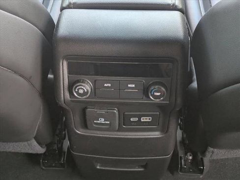 Used 2023 GMC Acadia SLT image 17