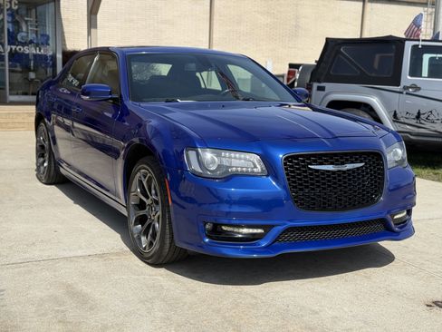 Used 2018 Chrysler 300 S w/ 300S Premium Group image 3