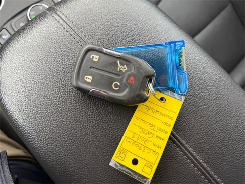 Used 2023 GMC Terrain SLT image 30