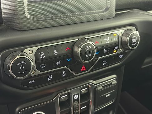 Used 2018 Jeep Wrangler Unlimited Sahara w/ Cold Weather Group image 21