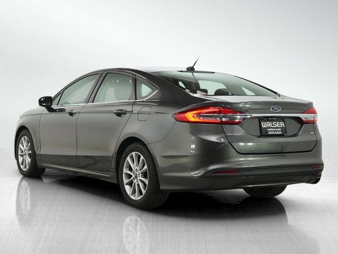 Used 2017 Ford Fusion SE w/ Fusion SE Technology Package FWD image 3