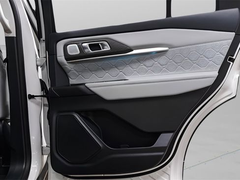 Used 2025 Ford Explorer Platinum w/ LUX Leather Package image 35