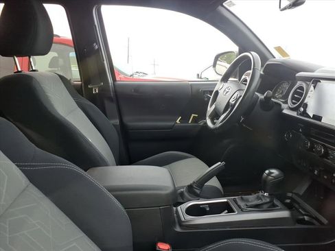Used 2022 Toyota Tacoma TRD Sport w/ Technology Package RWD image 3