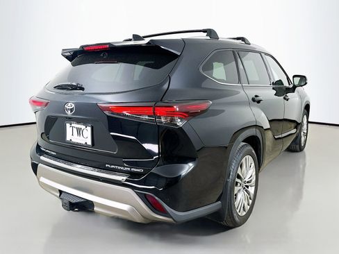 Used 2024 Toyota Highlander Platinum AWD/4WD image 5