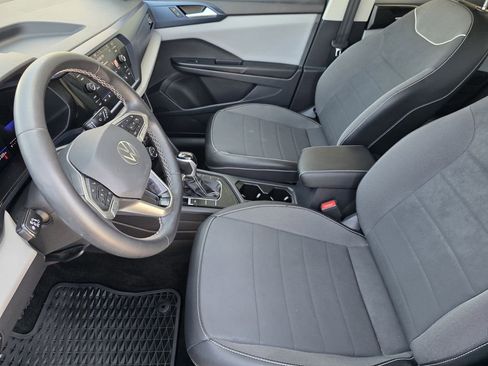 Used 2023 Volkswagen Taos SE w/ Panoramic Sunroof Package image 9