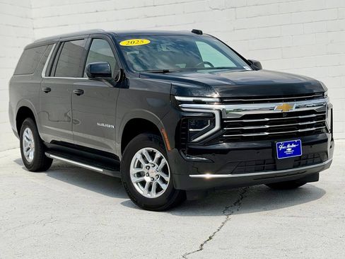 Used 2025 Chevrolet Suburban LT AWD/4WD image 2
