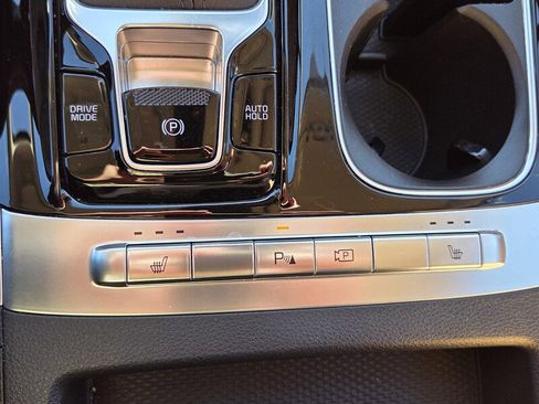 Used 2024 Kia Carnival EX image 19