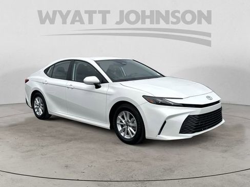 Used 2025 Toyota Camry LE image 7