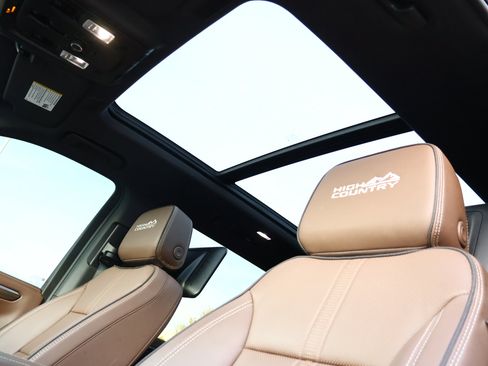 Certified 2025 Chevrolet Suburban High Country image 27