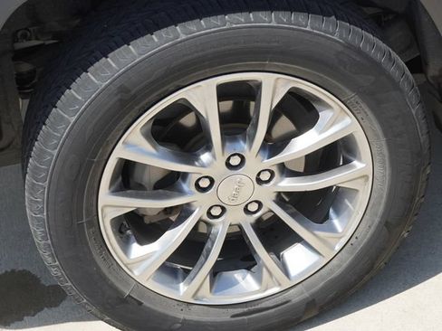 Used 2019 Jeep Cherokee Latitude Plus w/ Comfort/Convenience Group FWD image 9